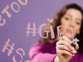 Abril: letras con voz de mujer. Abril: letras con voz de mujer.