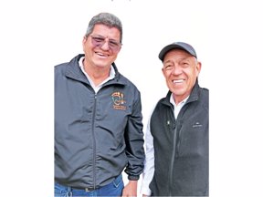 Juan Salcedo, director de Fundafe, compartiendo en su taller en Tabio con el director del periódico, Julio León. Foto: EL OBSERVADOR. Juan Salcedo, director de Fundafe, compartiendo en su taller en Tabio con el director del periódico, Julio León. Foto: EL OBSERVADOR.