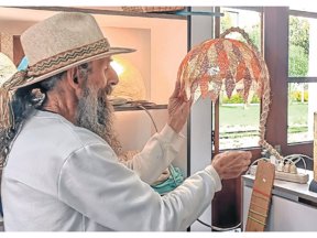 La inteligencia artificial (IA) jamás desplazará al artesano, al artista nato, sostiene Fernando Mendoza demostrando sus habilidades. Foto: EL OBSERVADOR. La inteligencia artificial (IA) jamás desplazará al artesano, al artista nato, sostiene Fernando Mendoza demostrando sus habilidades. Foto: EL OBSERVADOR.