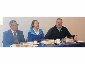 Acto de lanzamiento de la Ruta + calidad con presencia de la Secretaria de Educación de Cundinamarca, Genny Padilla (centro), el presidente de la Fundación Alquería, Carlos Enrique Cavelier (der.), y el rector del IED Bajo Palmar de Viotá, Edwin Pacheco (izq.) Foto: EL OBSERVADOR.