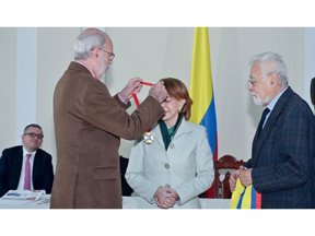 El ex canciller Alfonso López Caballero impone la medalla ASIPEC a la Presidente de CEDECOL pastora Lyda Arias, le acompaña el Vicepresidente de ASIPEC Hernando Trujillo.